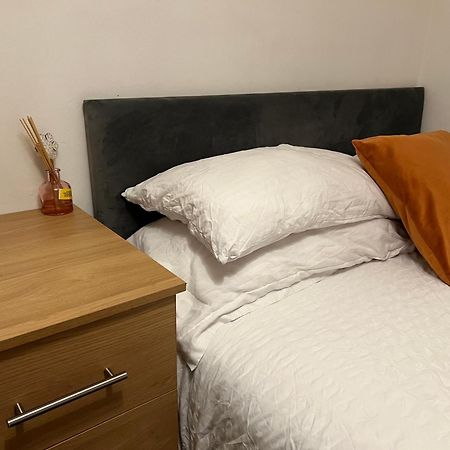 The Coral Guest House 1 Mile From Winchester Market Luaran gambar