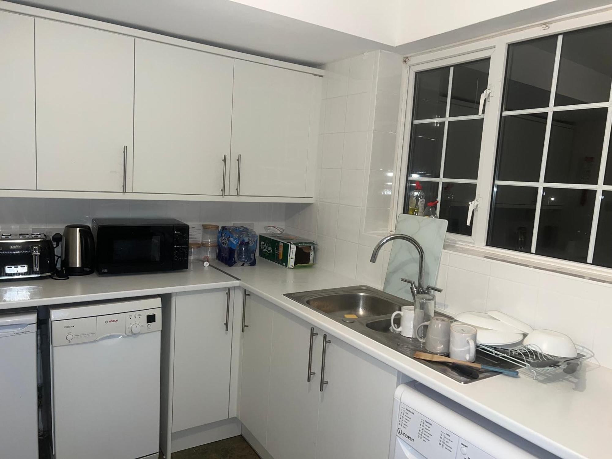The Coral Guest House 1 Mile From Winchester Market Luaran gambar